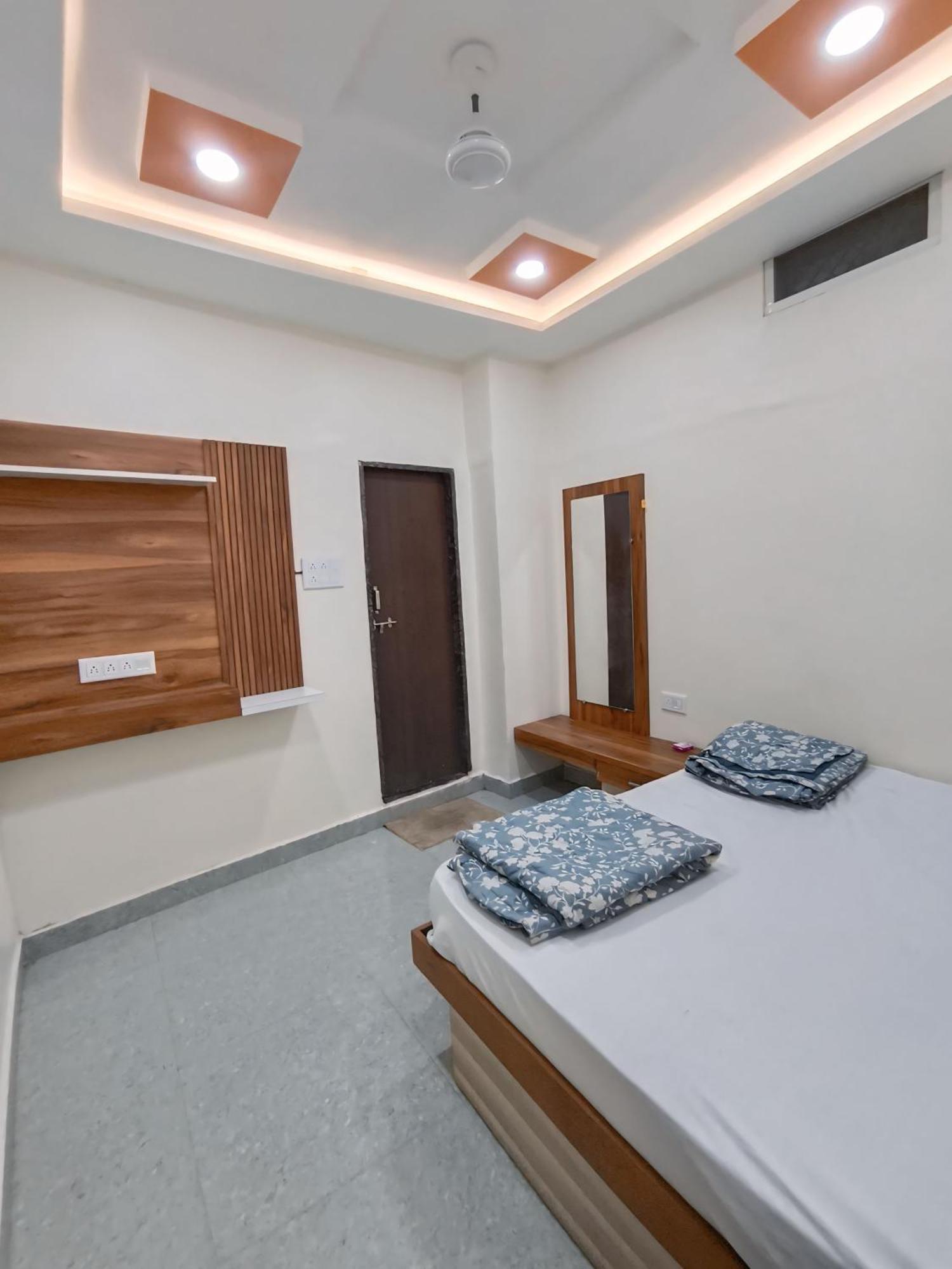 Shree Trilokeshwar Guesthouse Уджайн Екстериор снимка