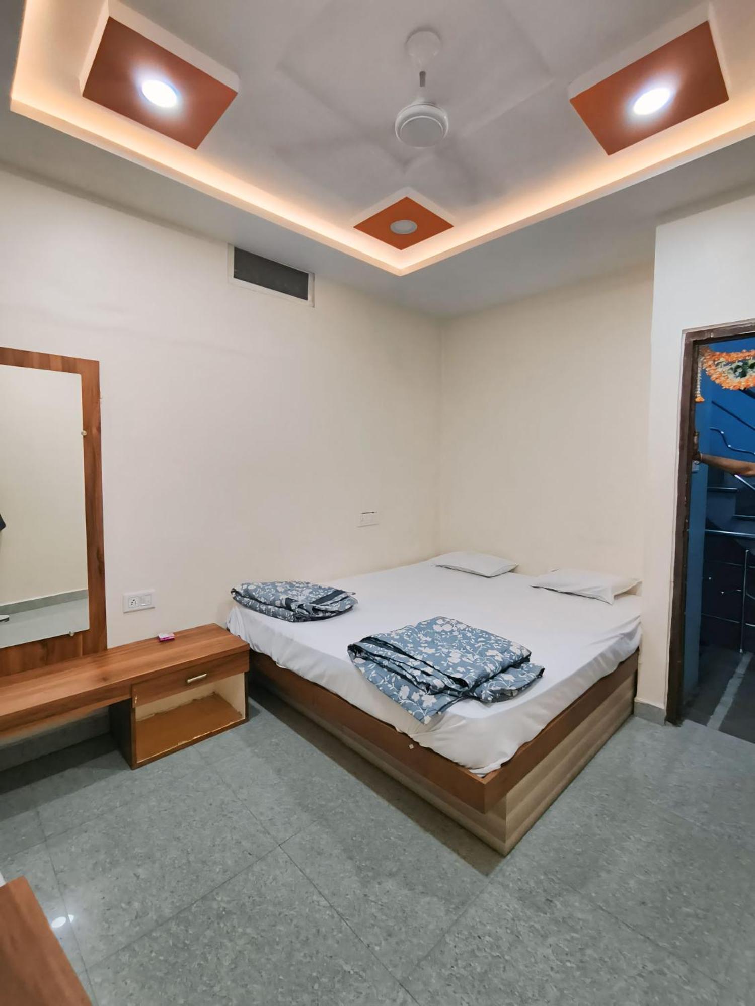 Shree Trilokeshwar Guesthouse Уджайн Екстериор снимка